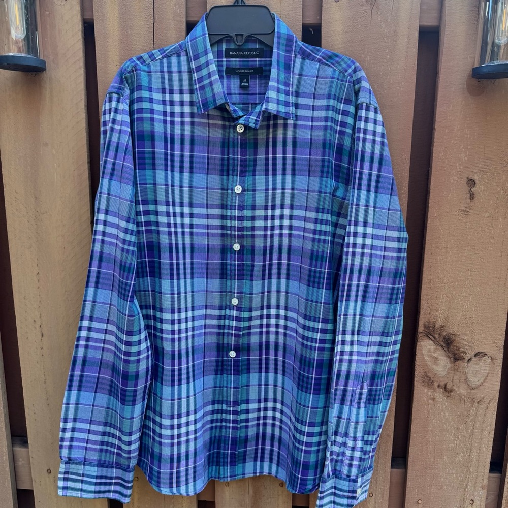 BANANA REPUBLIC. Slim fit, Untucked, Long Sleeve Shirt. Size Medium